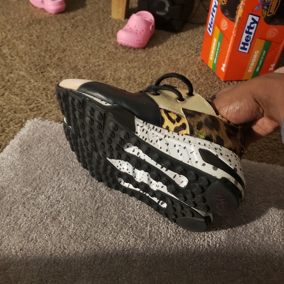 Fresh Ladies Steve Madden Sneakers - Picture 2 of 5